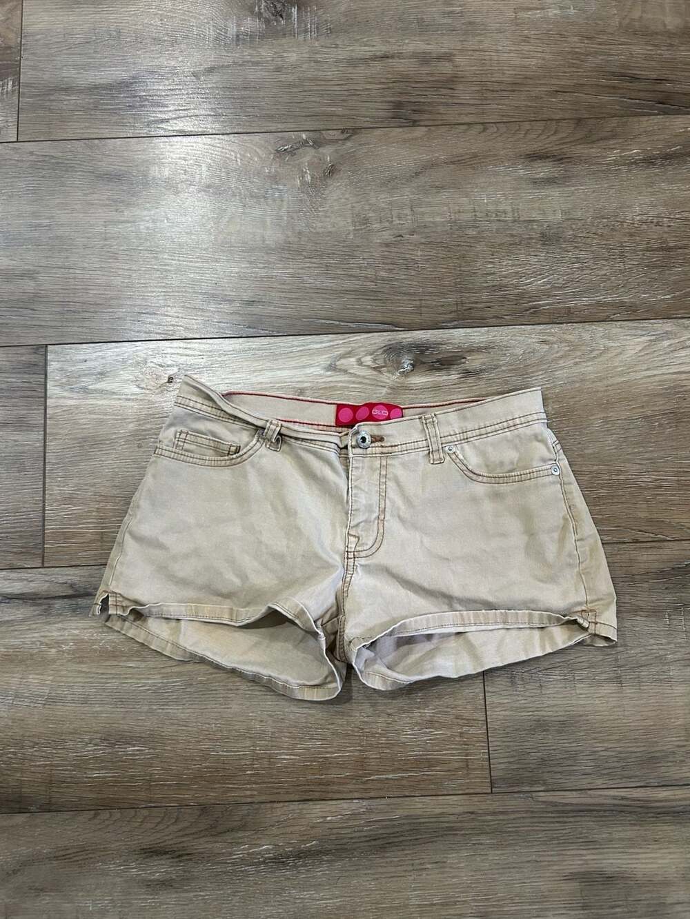 GLO Vintage Y2K Low Rise Tan Beige Corduroy Shorts with Back Pocket Studs Size 7